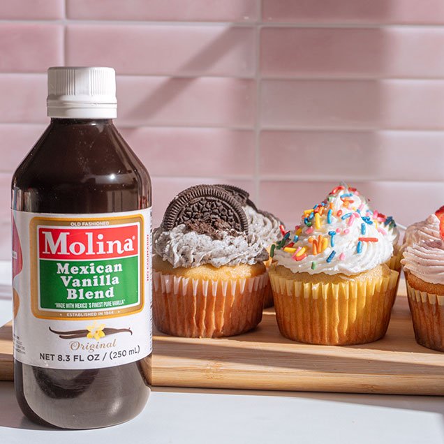 VANILLA CUPCAKES WITH STRAWBERRY OR COOKIES AND CREAM FROSTING
